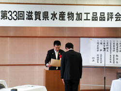 大津市公設地方卸売市場を訪問。知事賞などをお渡し