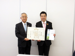水素で走行する燃料電池車「MIRAI（ミライ）」を公用車として寄贈いただいた滋賀トヨペット株式会社様へ感謝状を贈呈