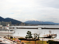 雪化粧した比良・比叡の山並み