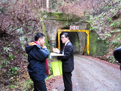 県道杉本余呉線について、現地で長浜土木事務所木之本支所長から説明を受け、状況を確認