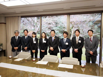 身体障害者福祉協会の皆様やJICAボランティアの皆様との記念撮影