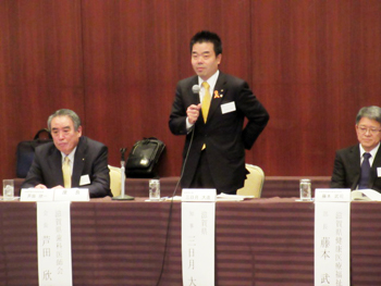 医師会、歯科医師会、薬剤師会の皆さんとの意見交換を行う様子