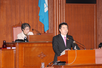 11月定例会議初日で所信演説を行う様子