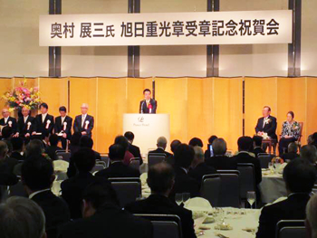 「旭日重光章」を受章された奥村展三さんの受章記念祝賀会であいさつをする様子
