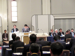 関西広域連合議会の11月臨時会で琵琶湖保全の取組やPM2.5への対応などに関する質問に回答する様子
