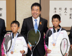 蒲生スポーツ少年団の清水雅生さん、高岡未來さんとの記念撮影