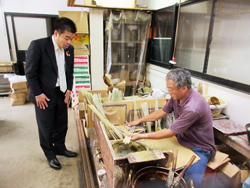 近江手造り和ろうそくの「大與」さんで三代目大西明弘さんのお話を伺う知事