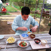 採れたての無農薬野菜や平飼いの卵で作られた朝食をいただく知事