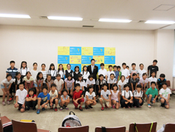 「未来を拓く子どもたち『知事と話そう!小学生サミット』」に来てくれた子どもたちと知事との記念写真