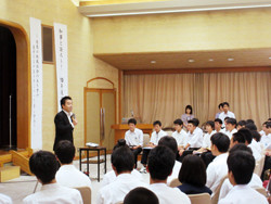 県内各中学校の生徒会の皆さんと意見交換する知事