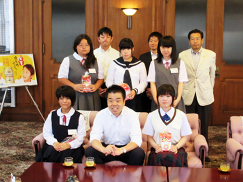 北方領土問題を学ぶ根室市の中学生5名の表敬訪問をお受けする知事