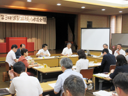 第3回総合教育会議で専門家や現場の実践者の方と意見交換を行う知事