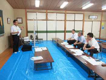 横井正館長さんから藤樹先生の生い立ちなどの説明を受ける知事