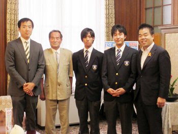 三日月知事が第43回技能五輪国際大会出場者と激励会を行う様子。