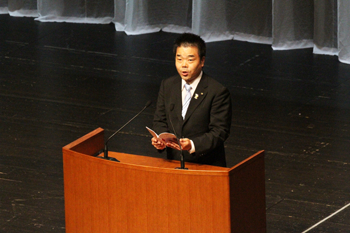 三日月知事がびわ湖ホールで歓迎の挨拶をしている様子。
