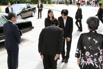 三日月知事が秋篠宮殿下並びに佳子内親王殿下と御挨拶する様子。