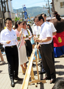 三日月知事がSL北びわこ号の運行20周年記念セレモニーで女優の堀田真由さんと一緒に流しそうめんを堪能すうる様子。