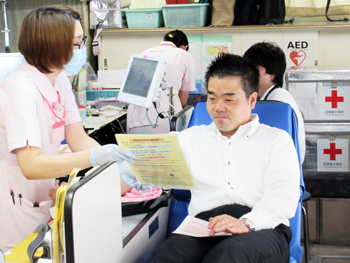 三日月知事が県庁で献血する様子。