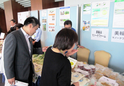 ソーシャルファームの商品見本市の見学をした知事