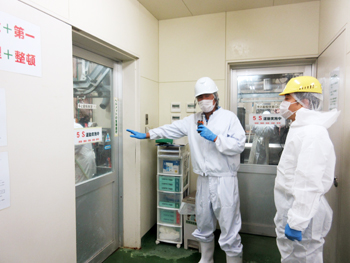 滋賀食肉センターを視察した知事