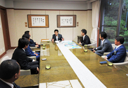 知事に大会報告を行う(公社)日本青年会議所近畿地区協議会の役員の皆さん