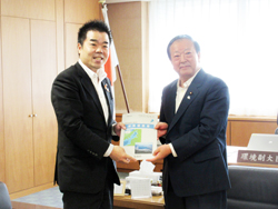 北村茂男副大臣に政策提案する知事
