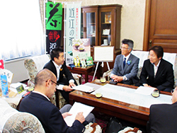 びわこビジターズビューローの新会長に就任された佐藤良治さんと意見交換をする知事