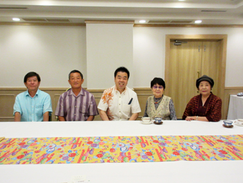 沖縄の滋賀県人会の皆さんと知事