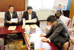 市長会から琵琶湖大橋通行料のあり方に関するご意見をいただく知事2