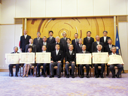 春の褒章・叙勲伝達式での叙勲者との記念撮影