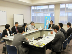 障害者働き暮らし応援センターの皆さんと意見交換を行う
