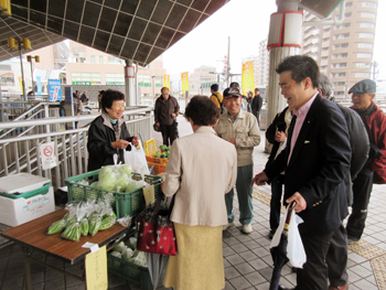 浜大津のこだわり朝市を訪問し買い物を楽しむ様子