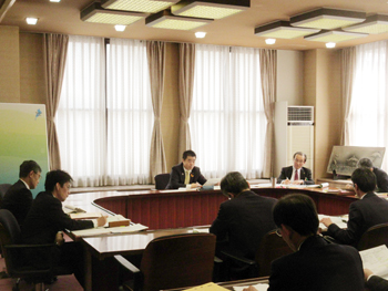 組織目標についての協議を行う様子
