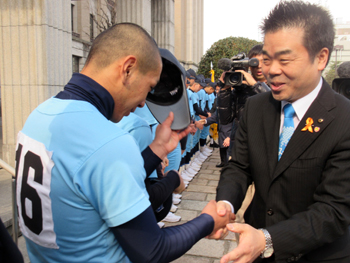 近江高等学校硬式野球部の皆さんの激励を行う