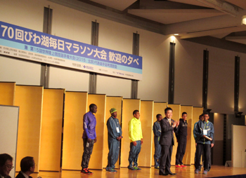 歓迎の夕べに参加し、選手の皆様へ激励する様子
