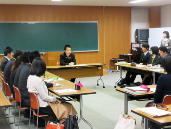教職員の研修に参加し、中学校教員の皆さんと意見交換を行う