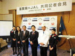 日本航空(JAL)との共同記者会見に臨む様子