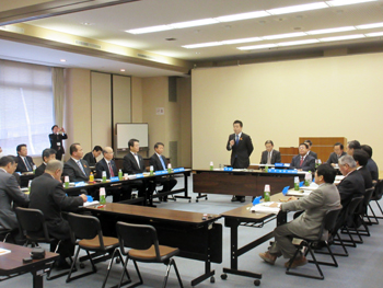 会議中で発言する様子