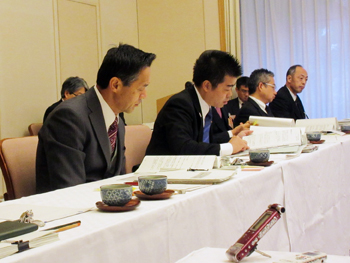 県議会の皆さんとの意見交換会を公館で行う様子