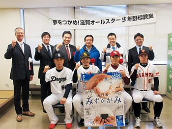 滋賀県出身の松田宣浩選手、則本昴大選手、小熊寮祐選手、奥村展征選手との記念撮影