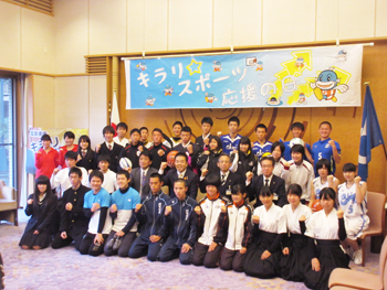 全国大会へ出場することとなった高校生の皆さんとの集合写真