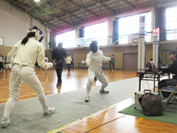 フェンシングの試合を行う様子