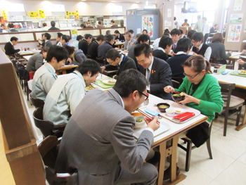 食堂で職員の皆さんと一緒にお昼ご飯