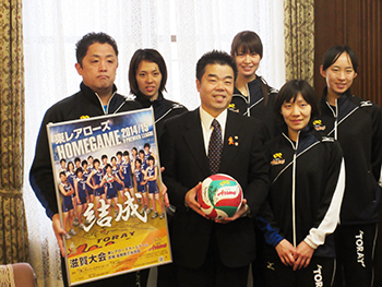 東レアローズの皆さんとの記念撮影