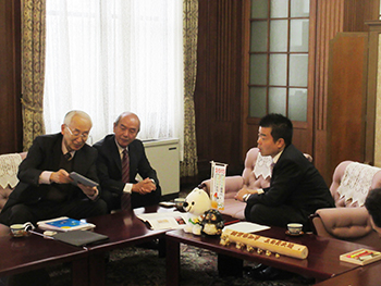 長浜バイオ大学の三輪正直学長と若林浩文(学)関西文理総合学園理事長の来訪を受ける様子