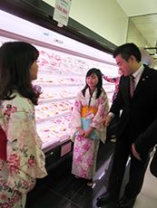 イオンモール2号店を視察する様子その2