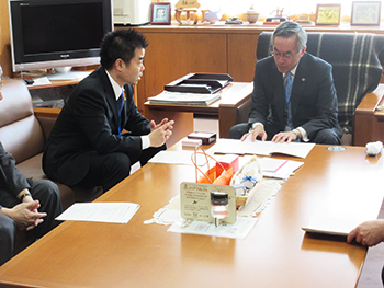農水省や国会の農水委員会の方々をお訪ねし、緊急要望として、農地集積協力金の予算の確保をお願いする様子