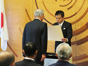 平成26年秋の褒章・叙勲の伝達式を行う