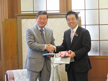 駐大阪大韓民国総領事の李賢主（イ・ヒョンジュ）さんとのツーショット
