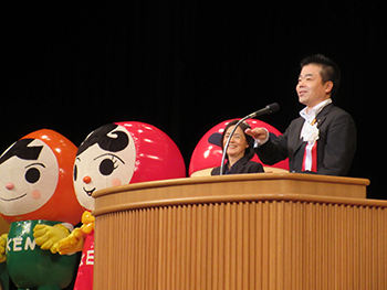 じんけんフェスタしが2014であいさつする様子